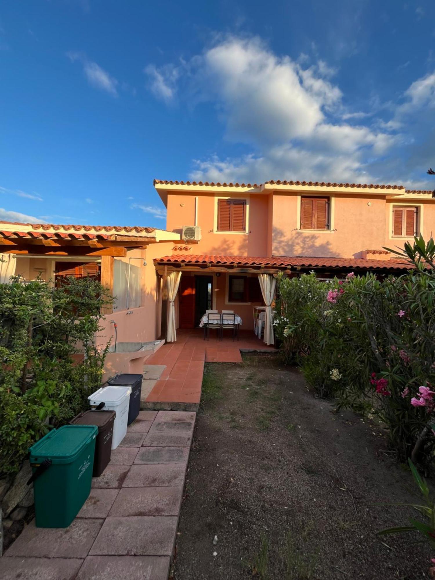 Casa Sviluppata Su Due Piani Con Doppia Veranda E Parcheggio Privato San Teodoro  Exterior photo