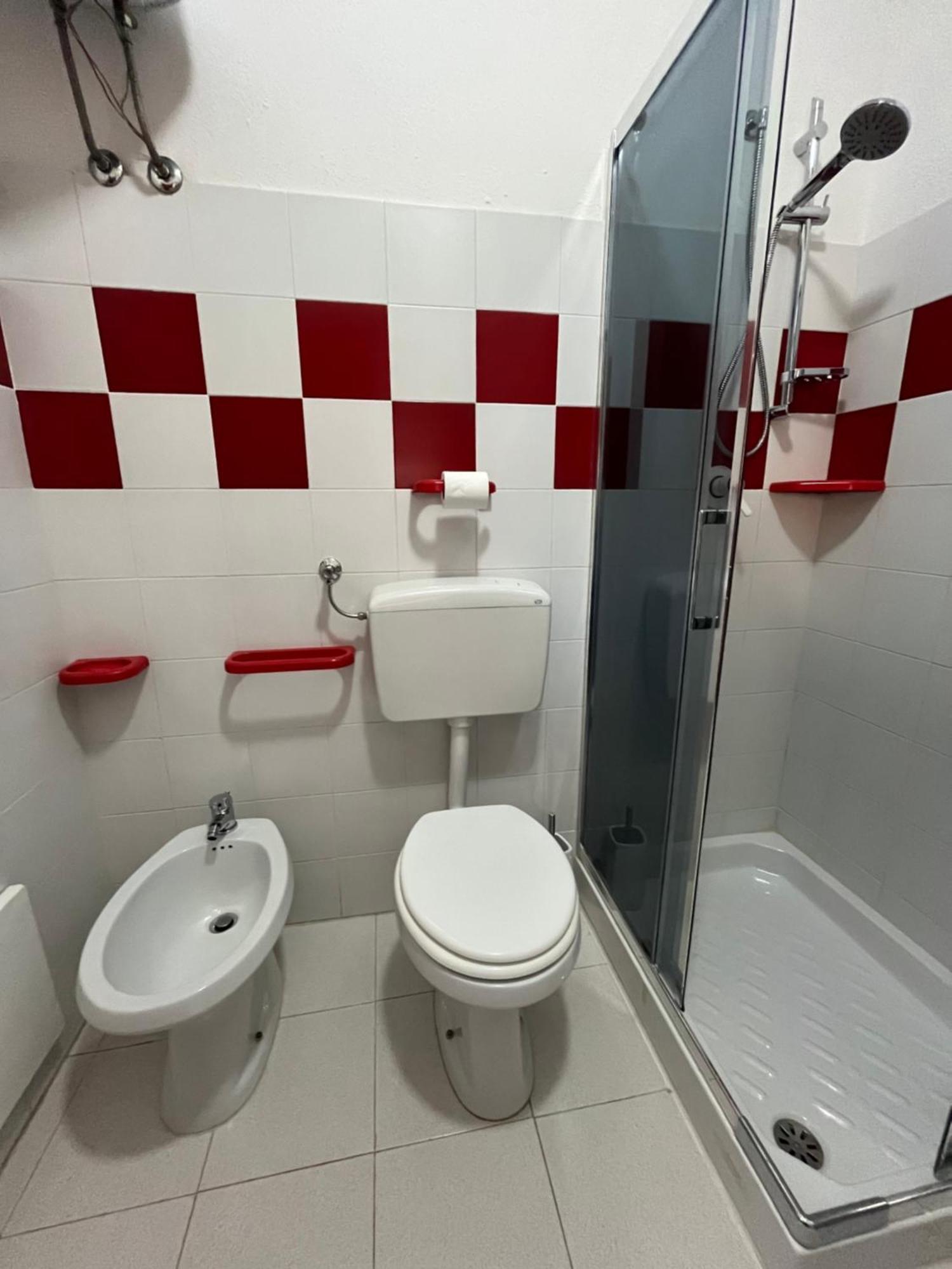 Casa Sviluppata Su Due Piani Con Doppia Veranda E Parcheggio Privato San Teodoro  Exterior photo
