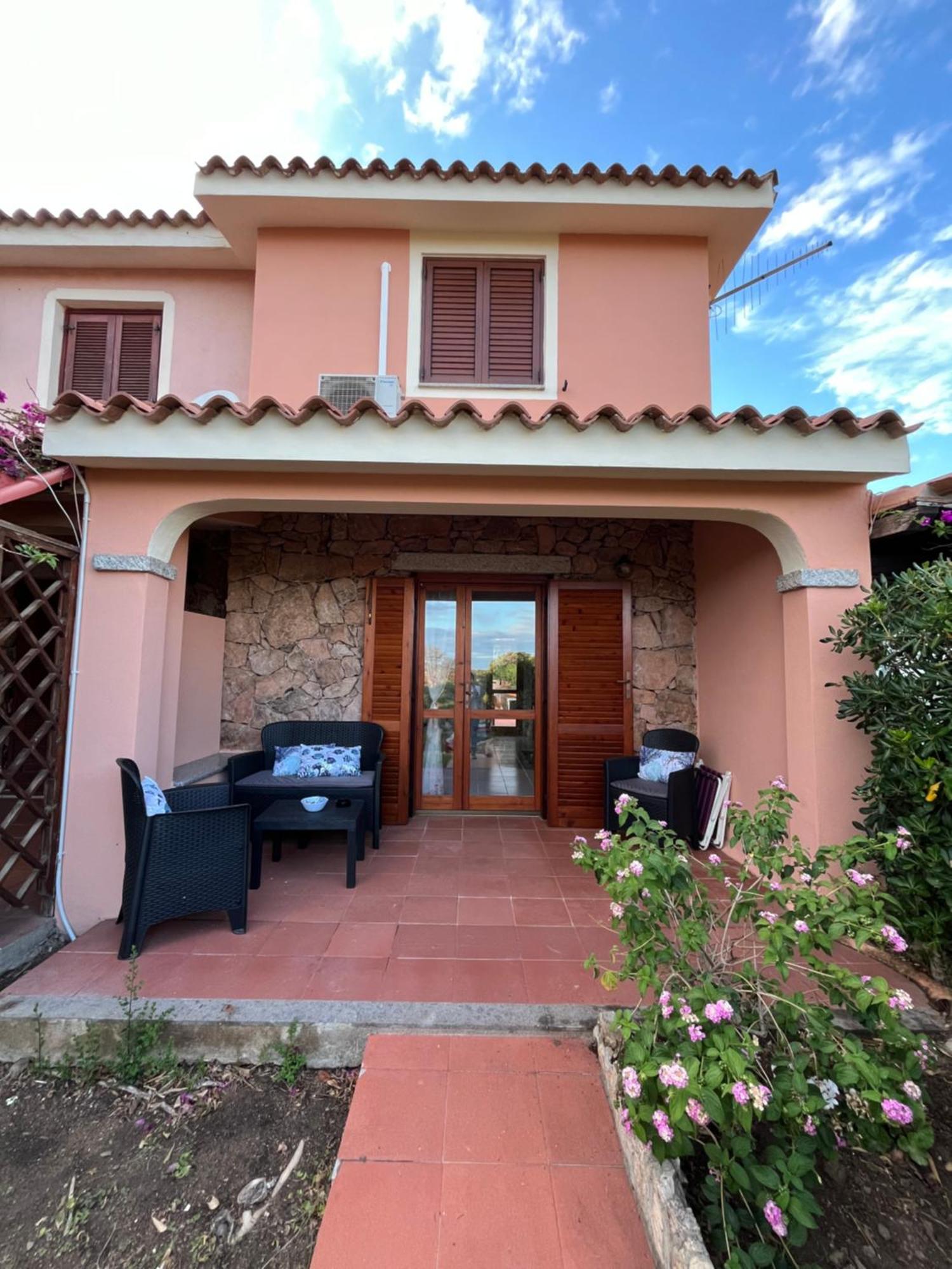 Casa Sviluppata Su Due Piani Con Doppia Veranda E Parcheggio Privato San Teodoro  Exterior photo