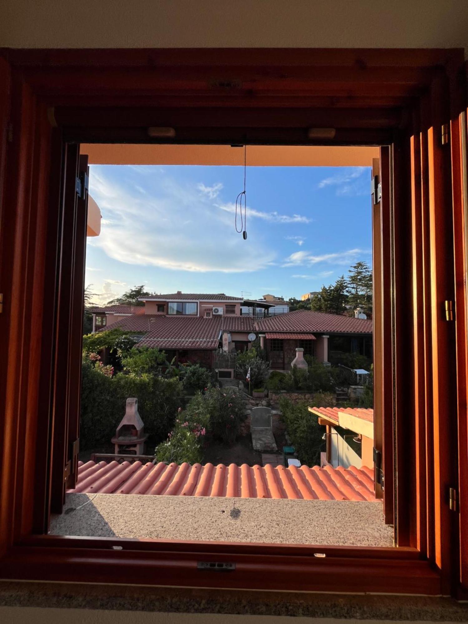 Casa Sviluppata Su Due Piani Con Doppia Veranda E Parcheggio Privato San Teodoro  Exterior photo