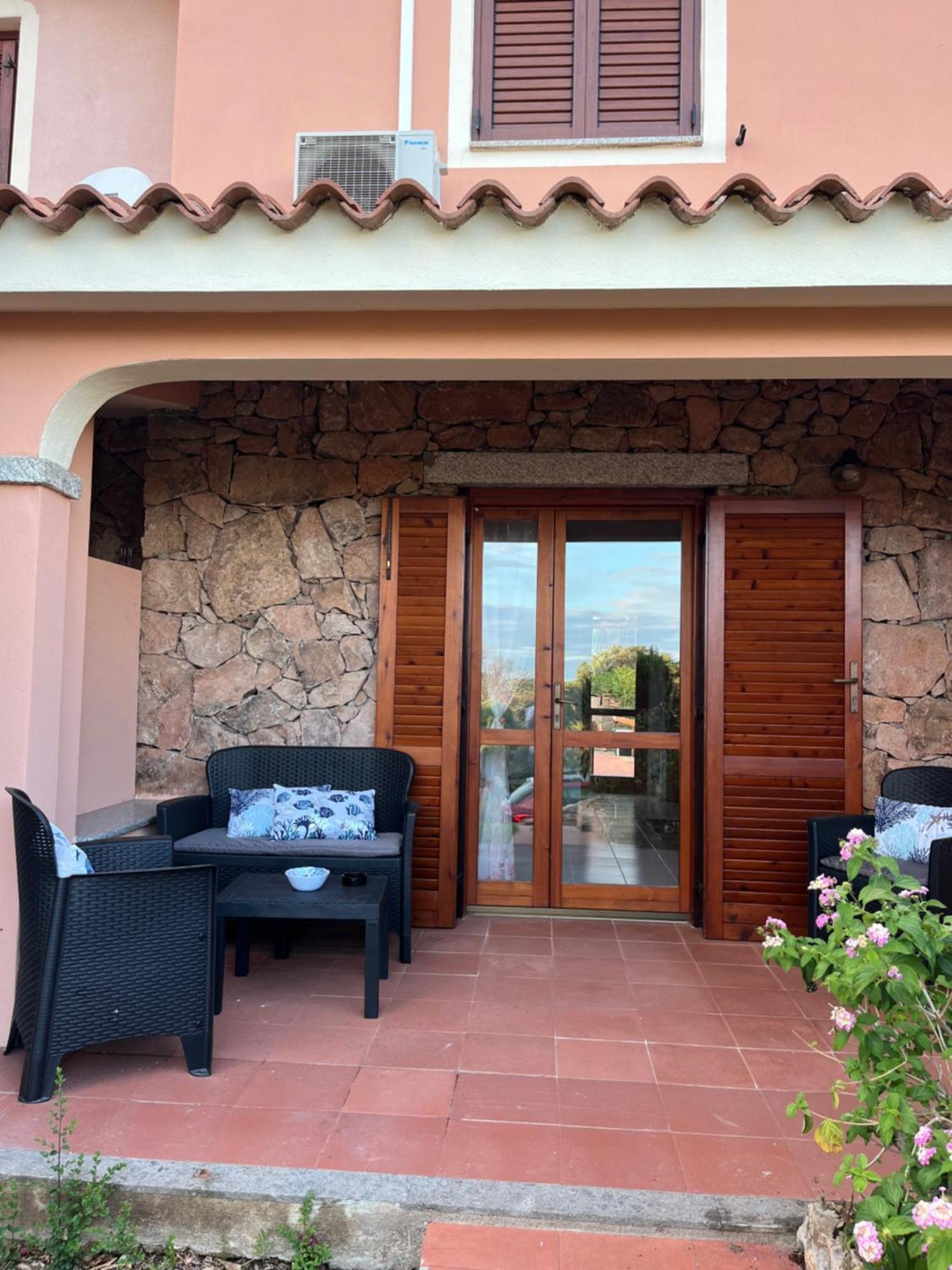 Casa Sviluppata Su Due Piani Con Doppia Veranda E Parcheggio Privato San Teodoro  Exterior photo