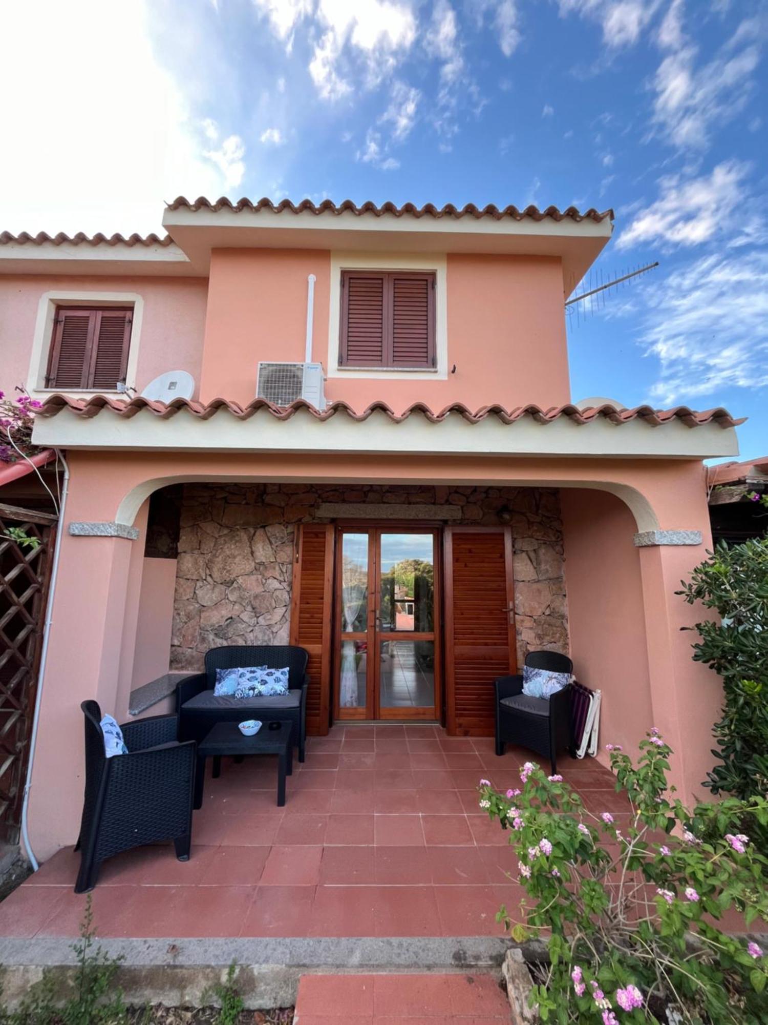 Casa Sviluppata Su Due Piani Con Doppia Veranda E Parcheggio Privato San Teodoro  Exterior photo