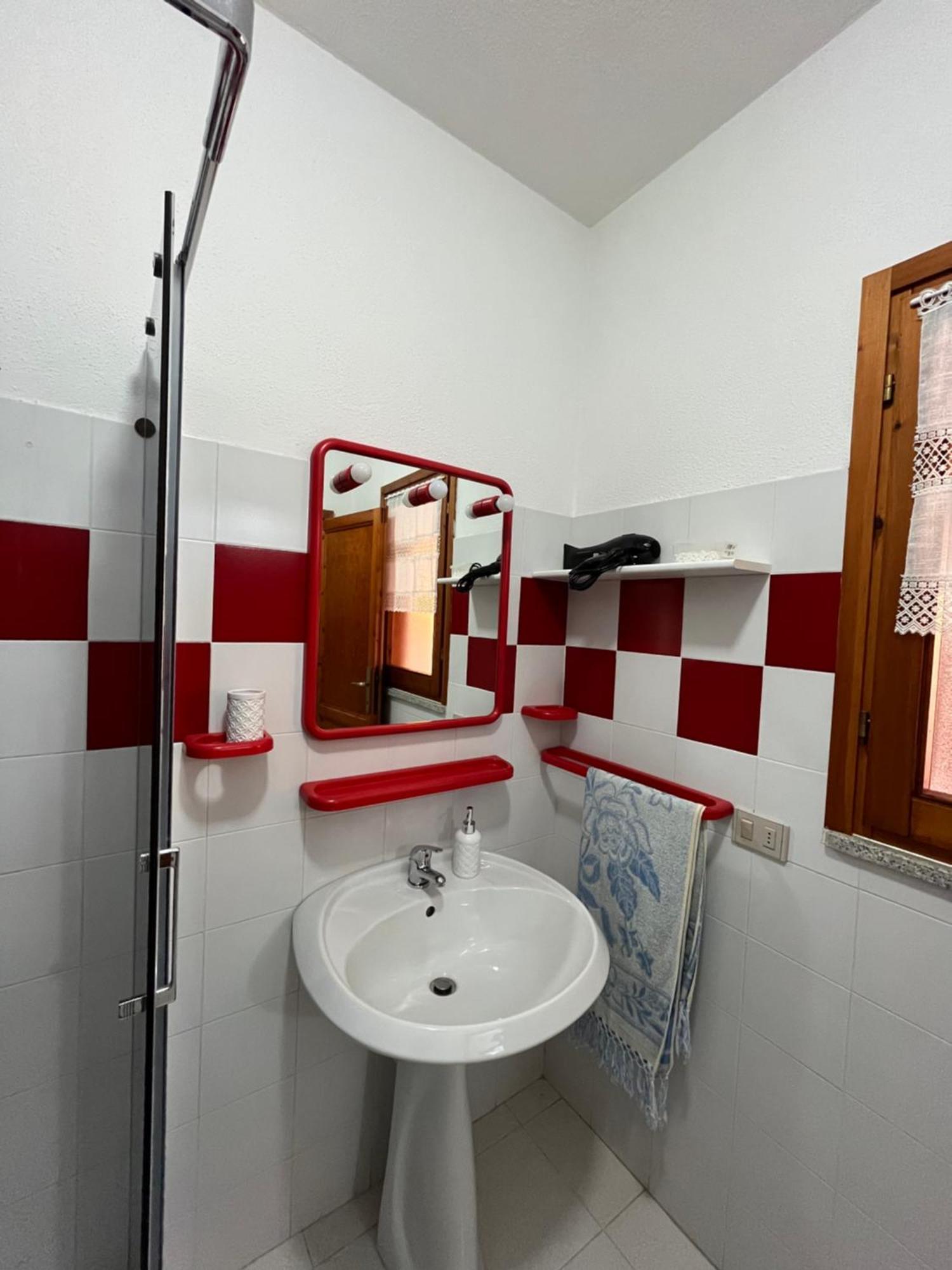 Casa Sviluppata Su Due Piani Con Doppia Veranda E Parcheggio Privato San Teodoro  Exterior photo
