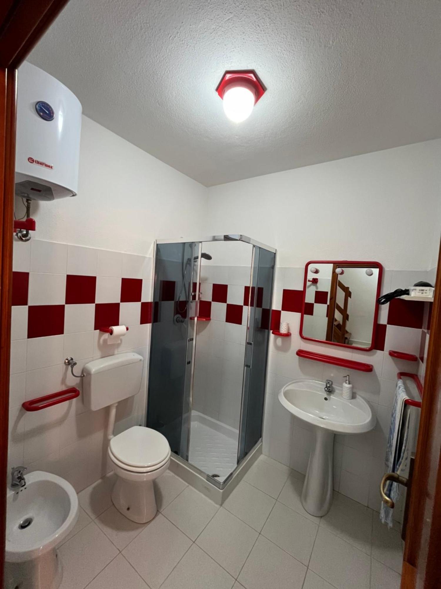Casa Sviluppata Su Due Piani Con Doppia Veranda E Parcheggio Privato San Teodoro  Exterior photo