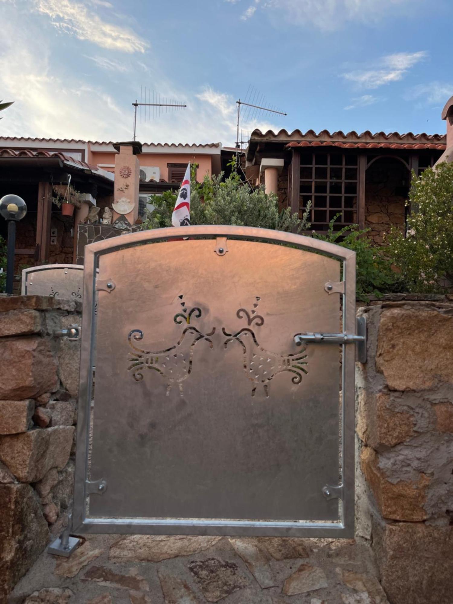 Casa Sviluppata Su Due Piani Con Doppia Veranda E Parcheggio Privato San Teodoro  Exterior photo