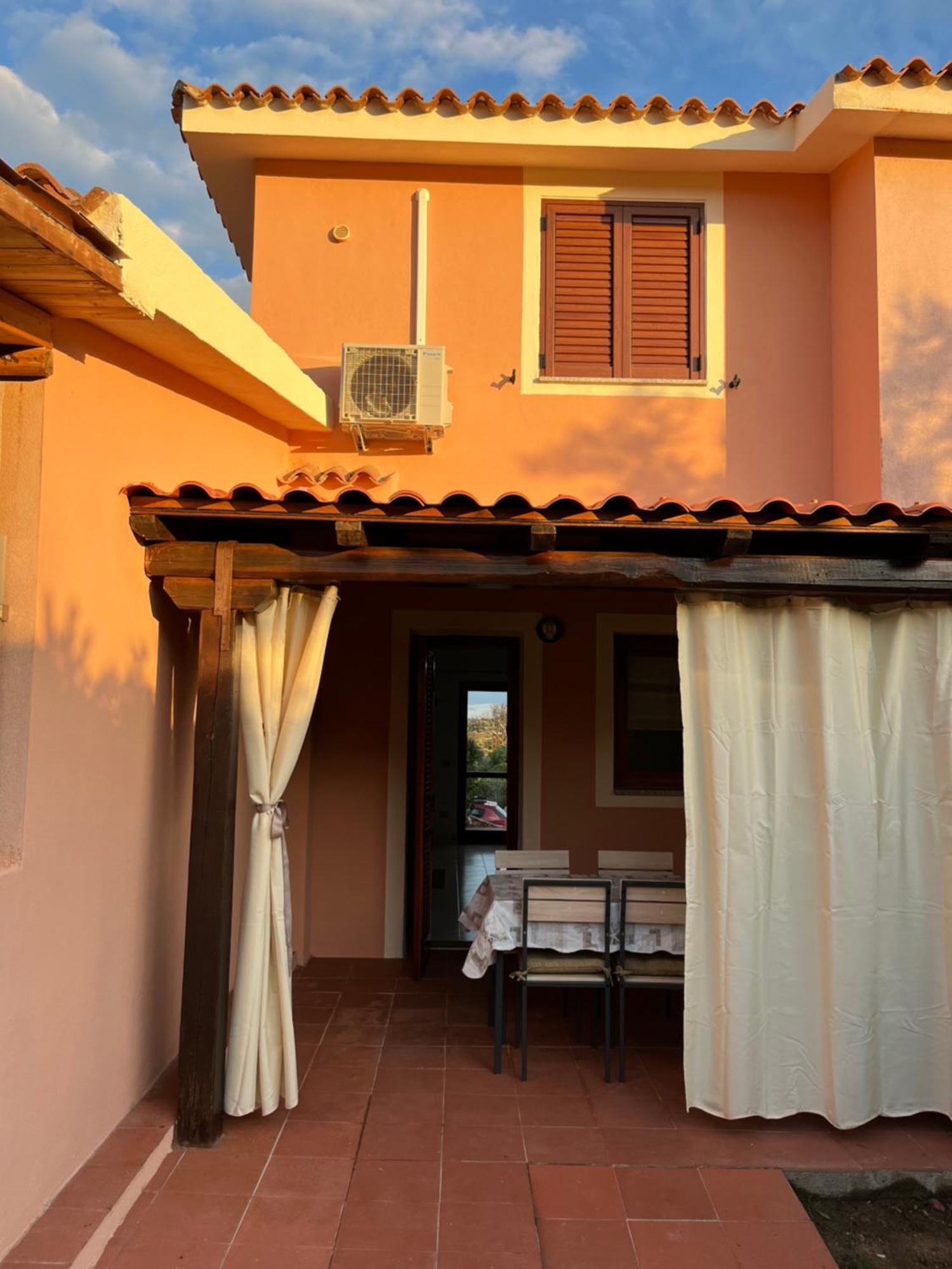 Casa Sviluppata Su Due Piani Con Doppia Veranda E Parcheggio Privato San Teodoro  Exterior photo